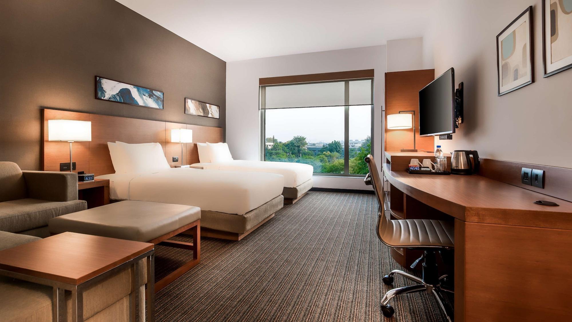 Hyatt Place Gurgaon Udyog Vihar Esterno foto A typical guest room at an IHG hotel