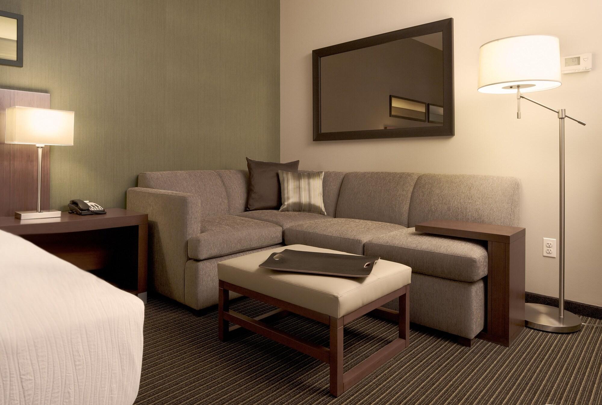 Hyatt Place Gurgaon Udyog Vihar Esterno foto A living room in a typical hotel room