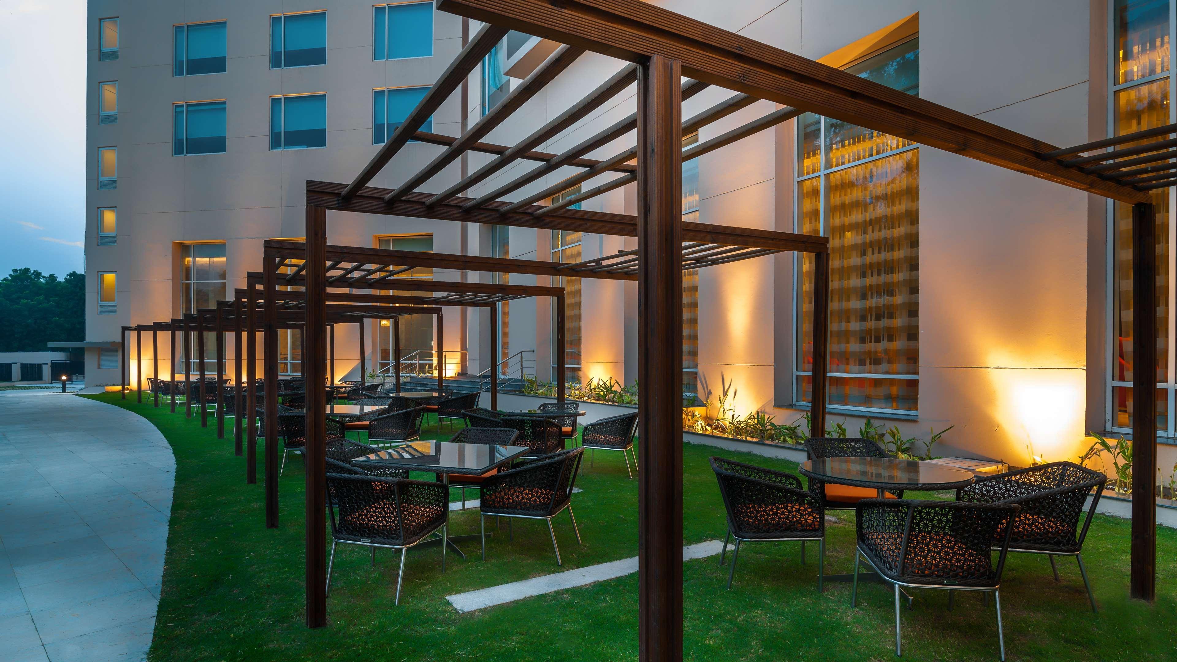 Hyatt Place Gurgaon Udyog Vihar Esterno foto The hotel's garden