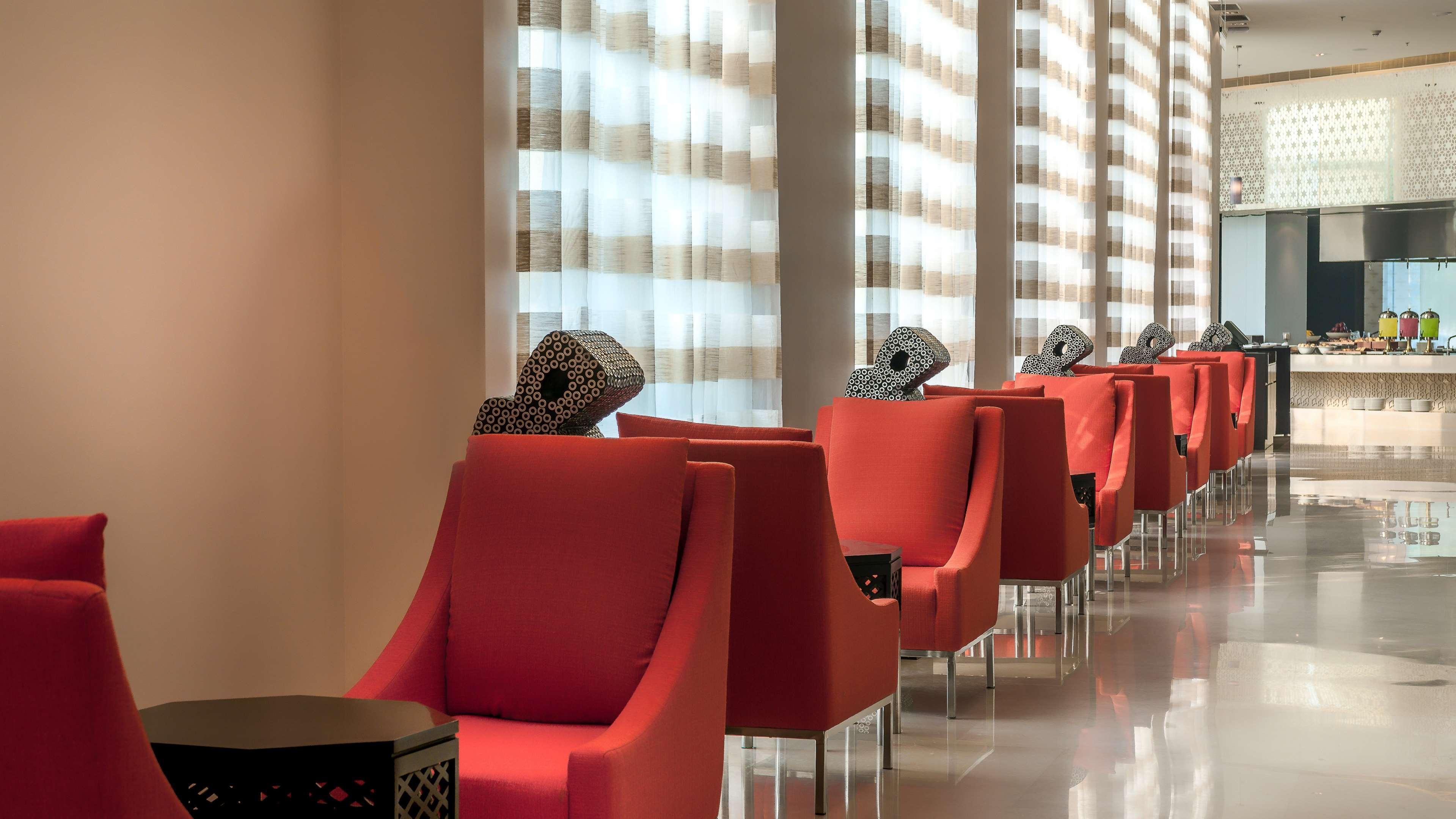Hyatt Place Gurgaon Udyog Vihar Esterno foto The lounge at the airport