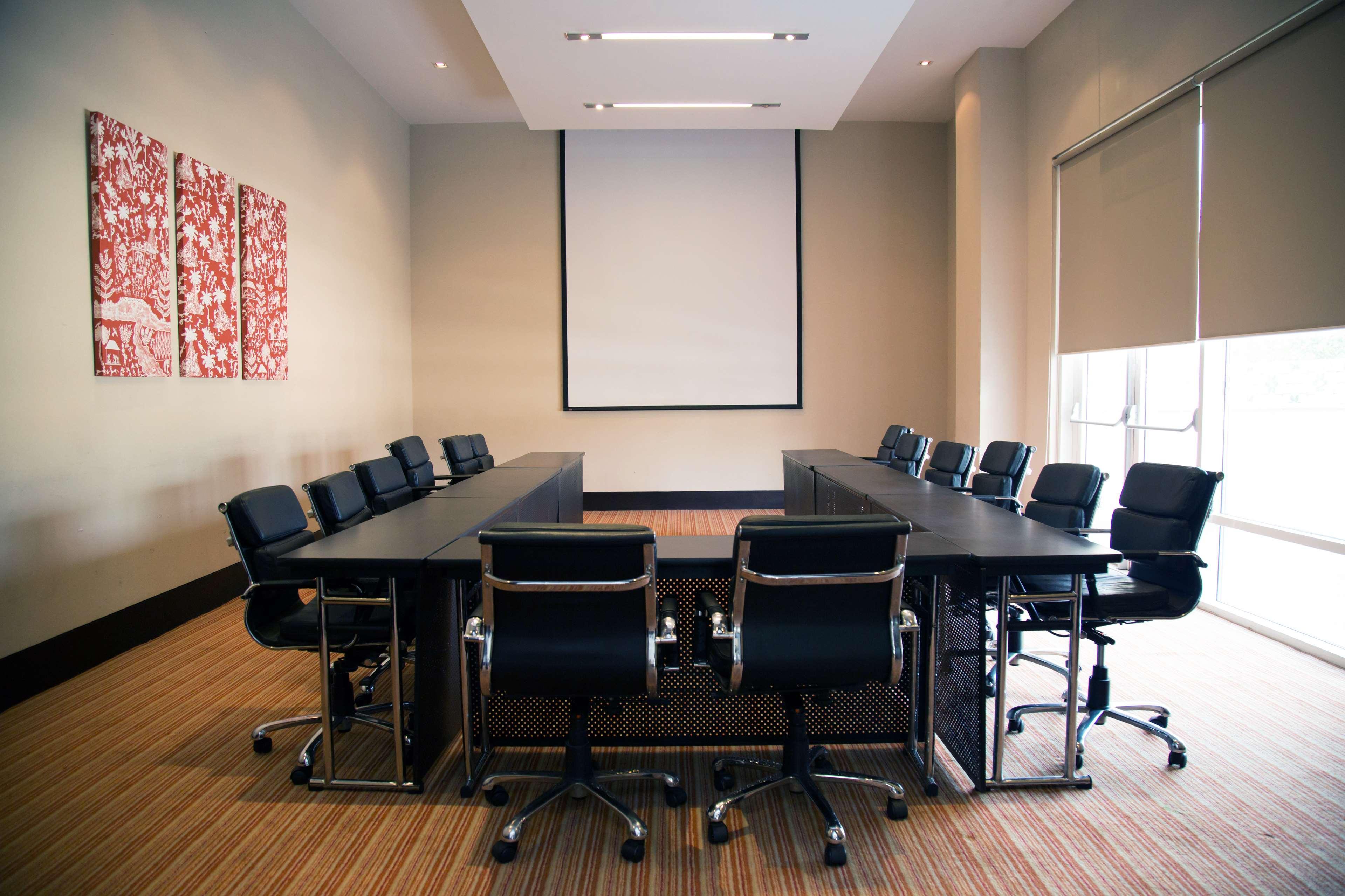 Hyatt Place Gurgaon Udyog Vihar Esterno foto A meeting room