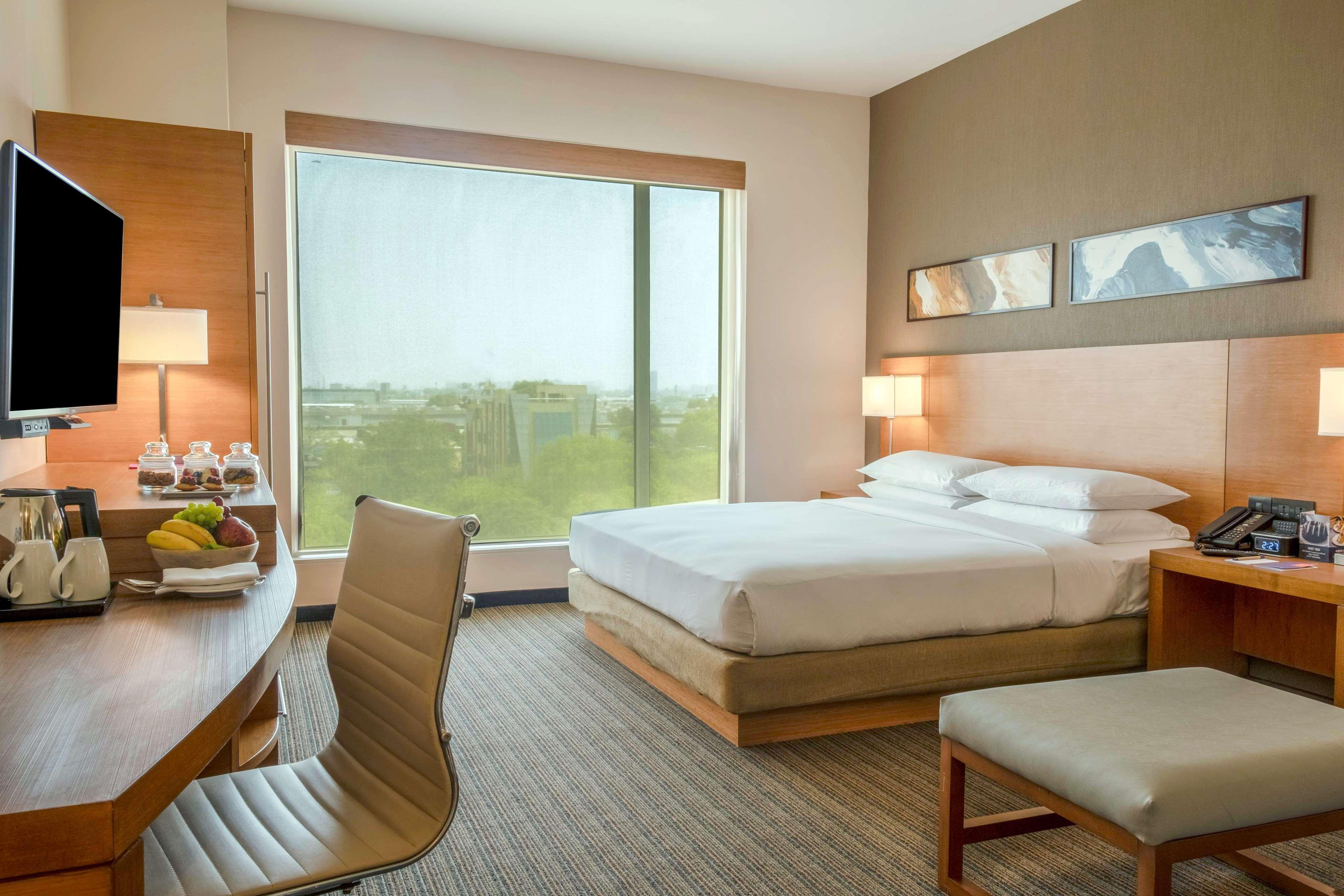 Hyatt Place Gurgaon Udyog Vihar Esterno foto A guest room at the Hilton San Diego Bayfront