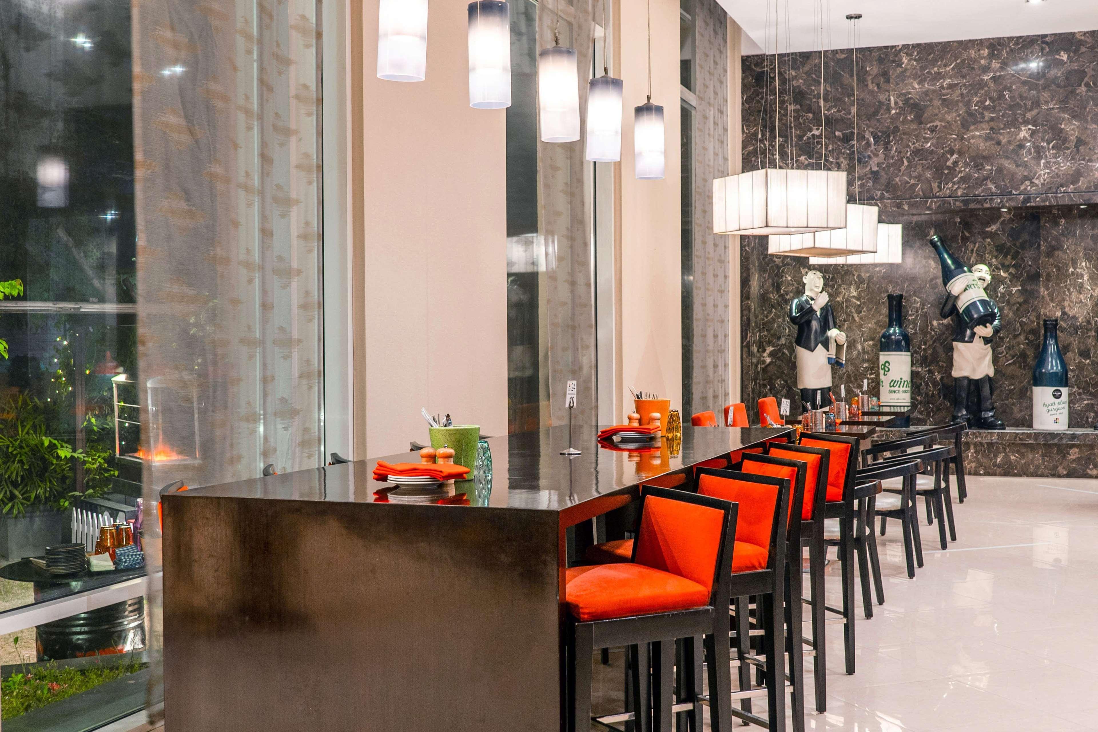 Hyatt Place Gurgaon Udyog Vihar Esterno foto The bar at the lobby
