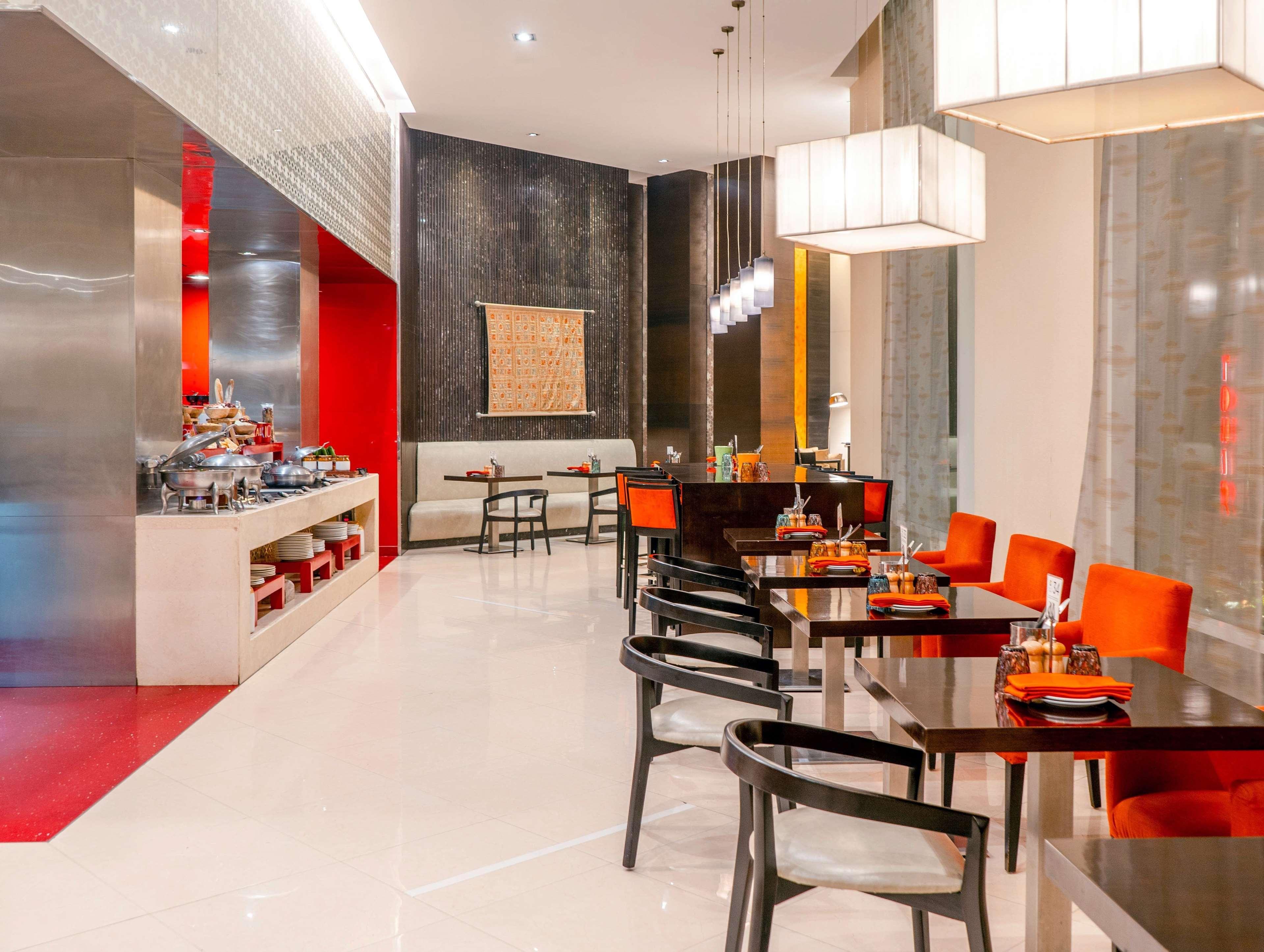 Hyatt Place Gurgaon Udyog Vihar Esterno foto The restaurant at the hotel