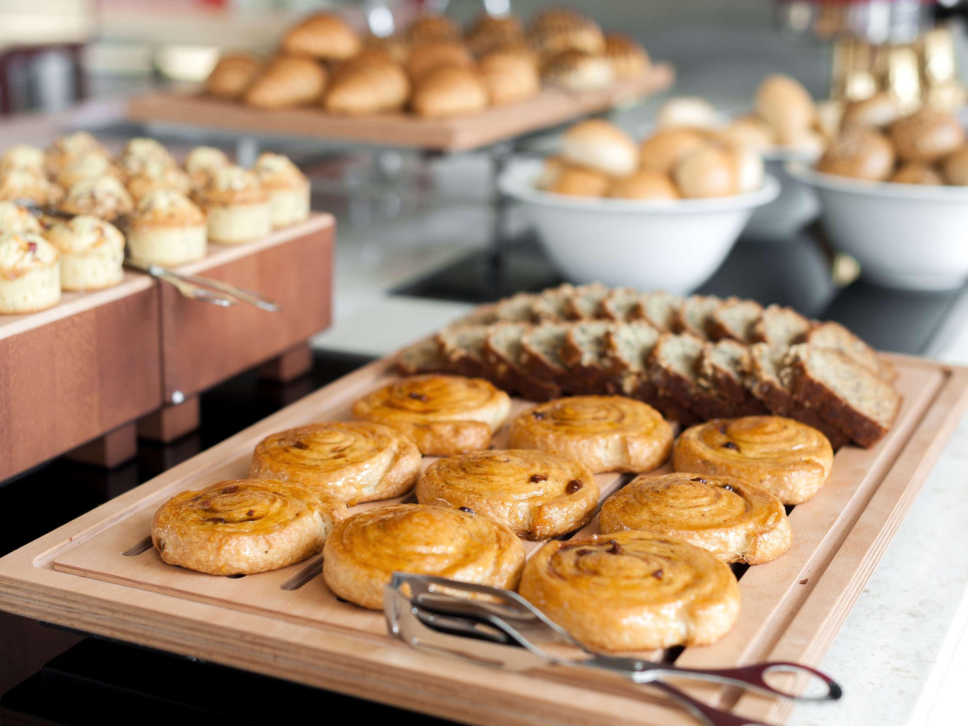 Hyatt Place Gurgaon Udyog Vihar Esterno foto A selection of pastries