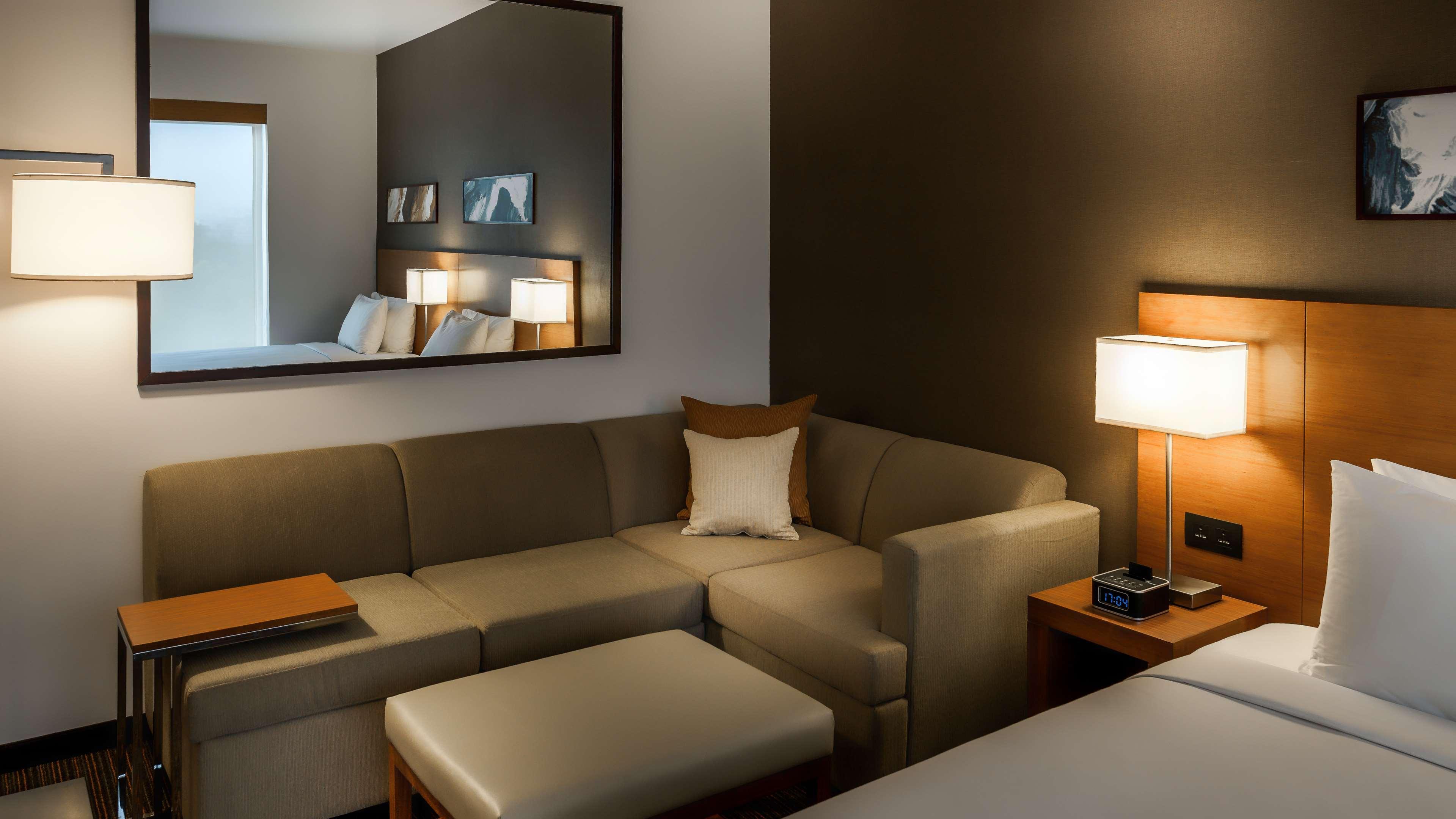 Hyatt Place Gurgaon Udyog Vihar Esterno foto A typical room at the hotel