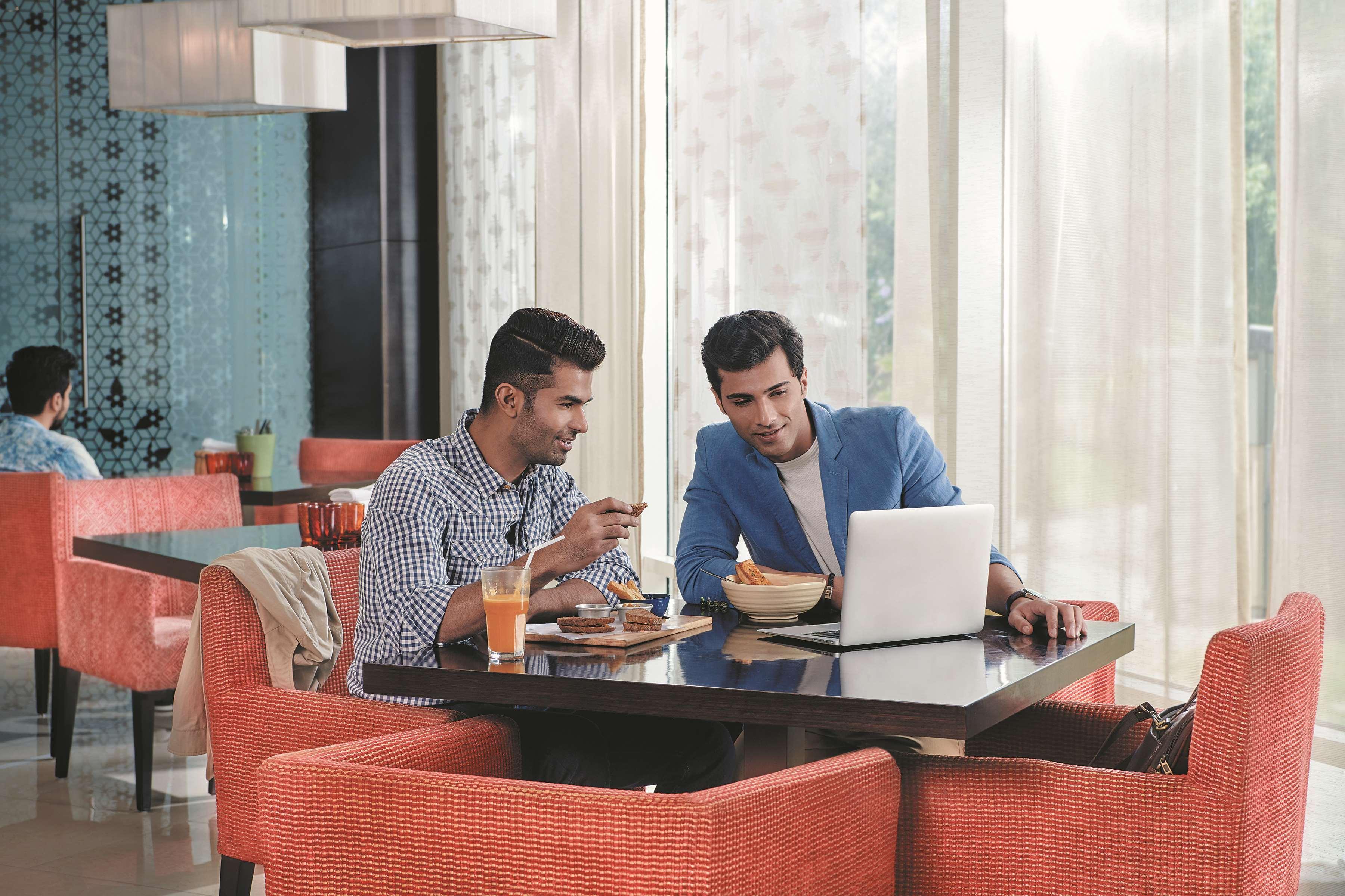 Hyatt Place Gurgaon Udyog Vihar Esterno foto The Lounge at Mumbai International Airport
