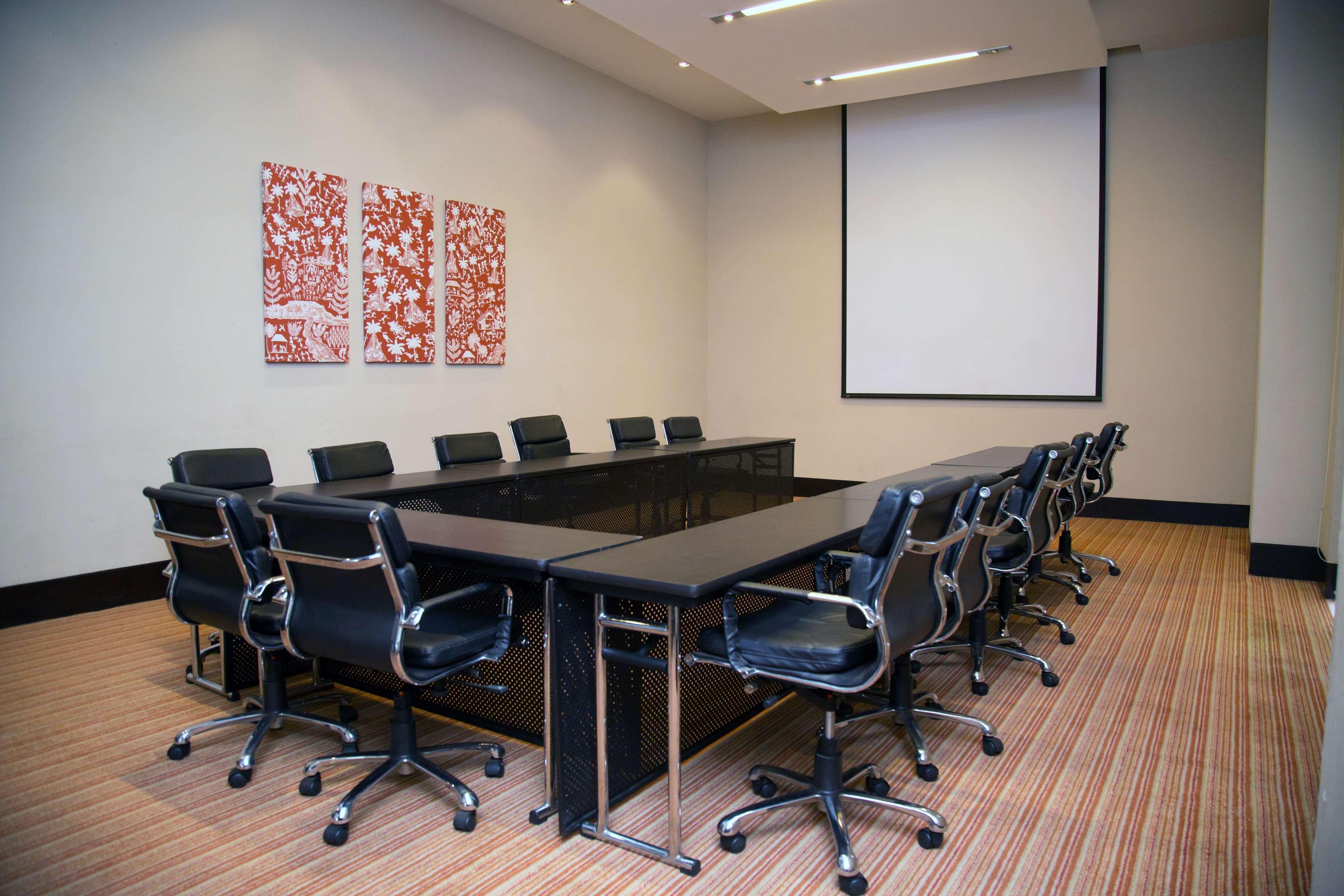 Hyatt Place Gurgaon Udyog Vihar Esterno foto A projection screen in a meeting room