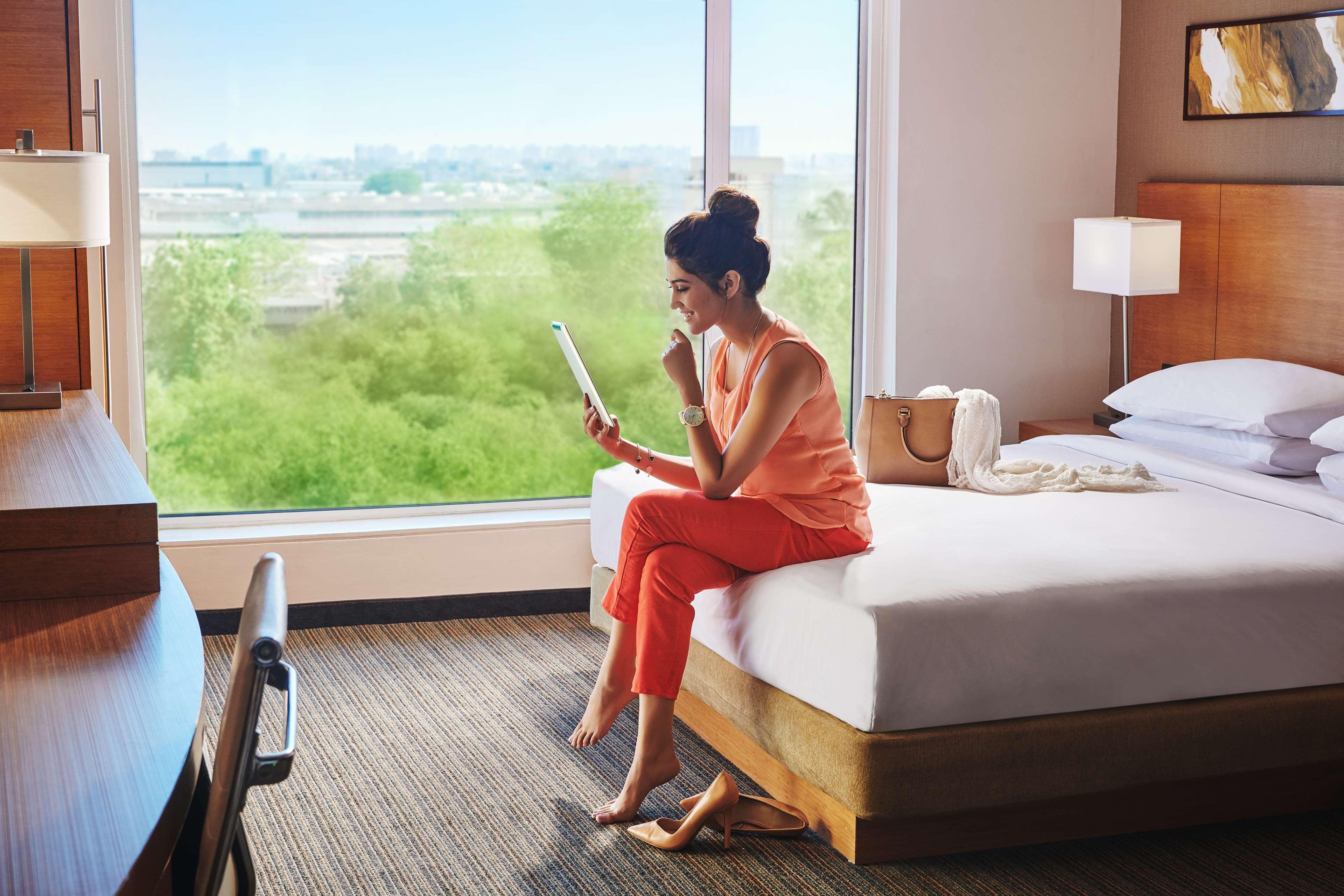 Hyatt Place Gurgaon Udyog Vihar Esterno foto A guest in a guest room at the Hilton Garden Inn
