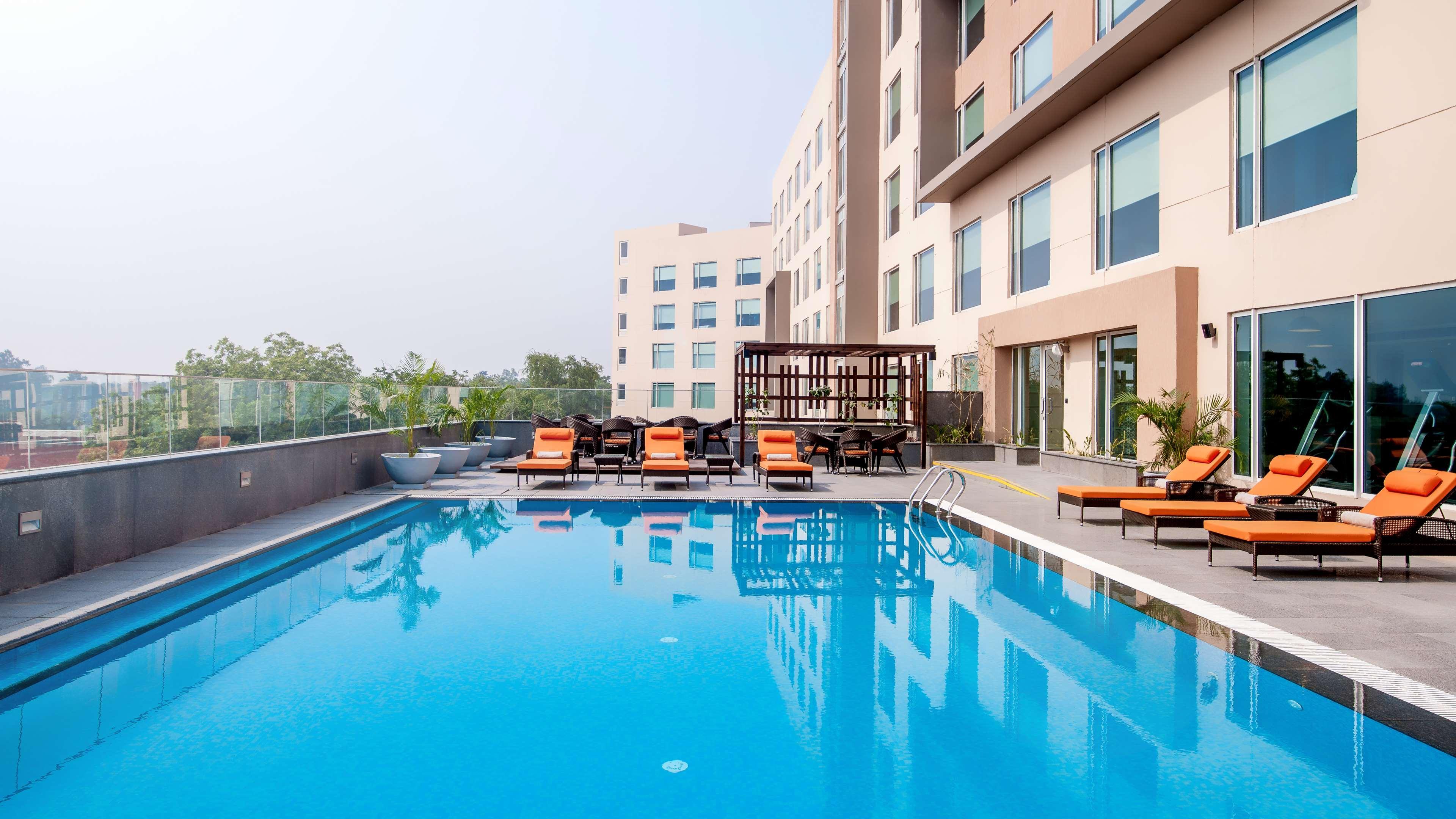 Hyatt Place Gurgaon Udyog Vihar Esterno foto Pool at the hotel
