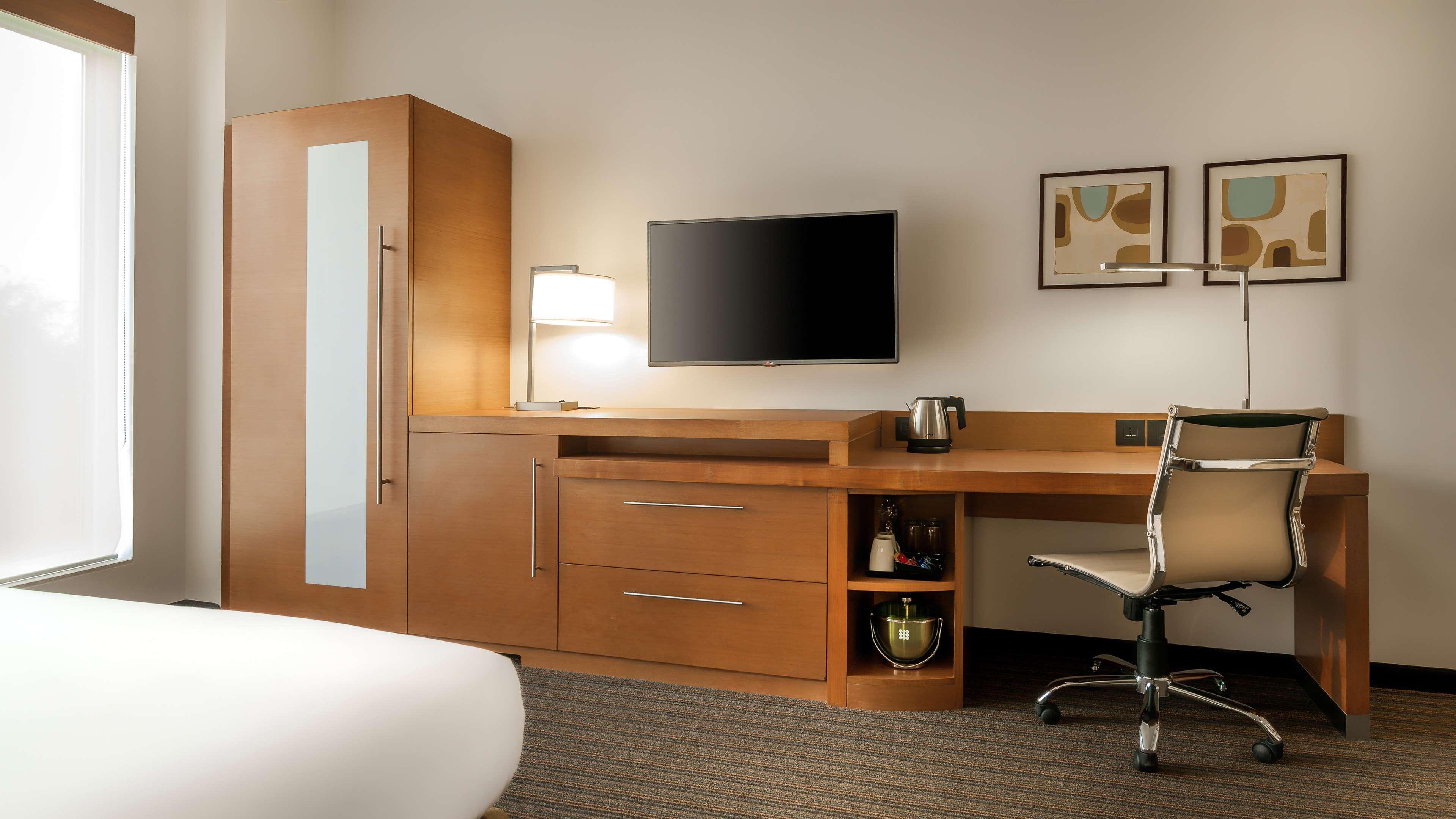 Hyatt Place Gurgaon Udyog Vihar Esterno foto A typical room at the Hilton Garden Inn