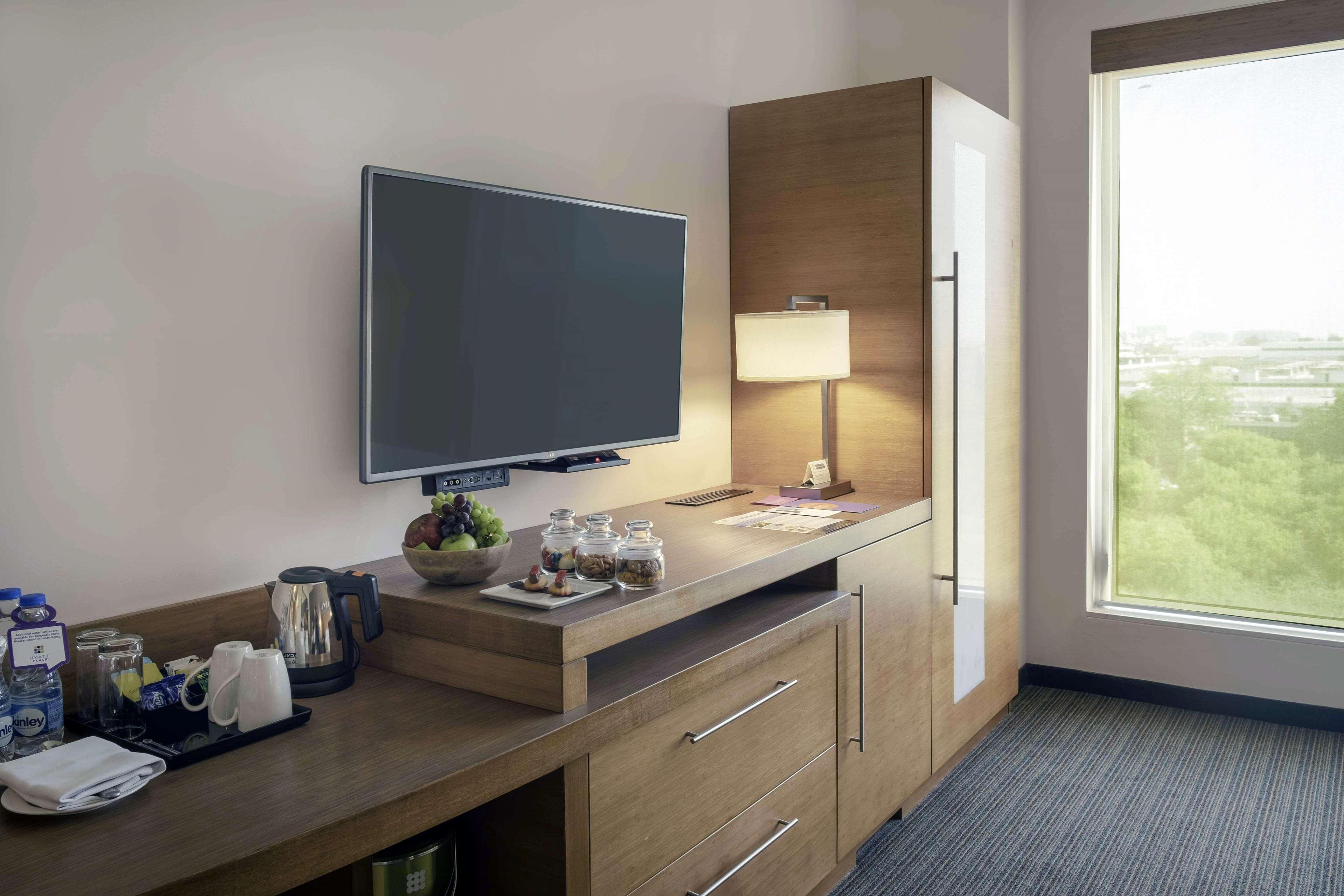 Hyatt Place Gurgaon Udyog Vihar Esterno foto A typical room at the Hilton Garden Inn