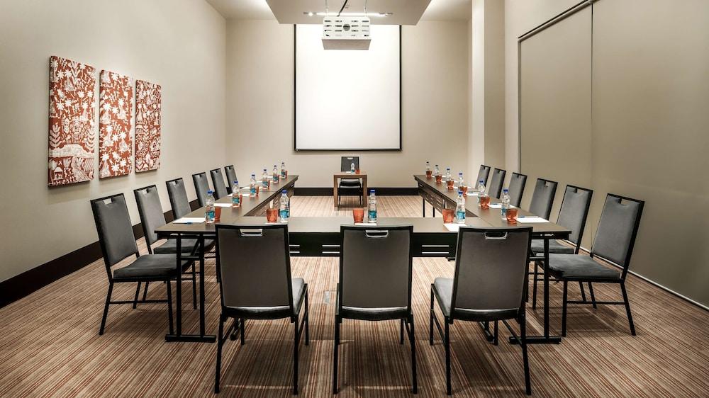 Hyatt Place Gurgaon Udyog Vihar Esterno foto A meeting room at a hotel