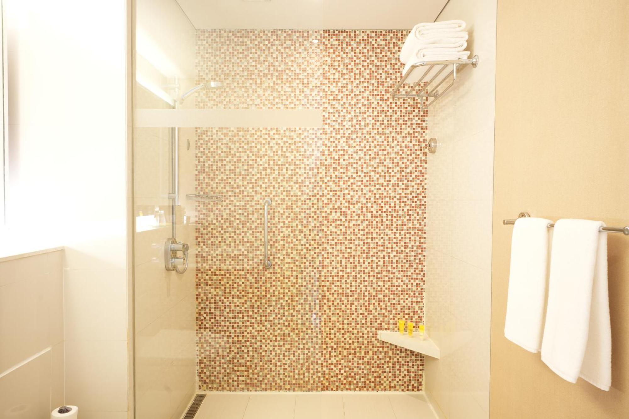 Hyatt Place Gurgaon Udyog Vihar Esterno foto A shower with a fixed shower head