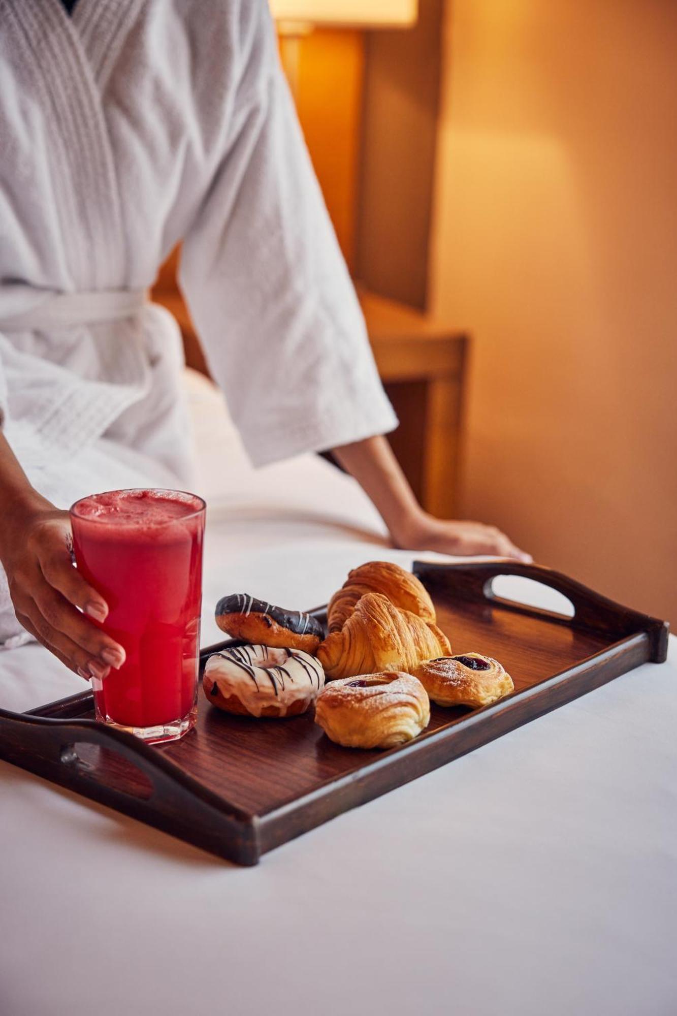 Hyatt Place Gurgaon Udyog Vihar Esterno foto Room service