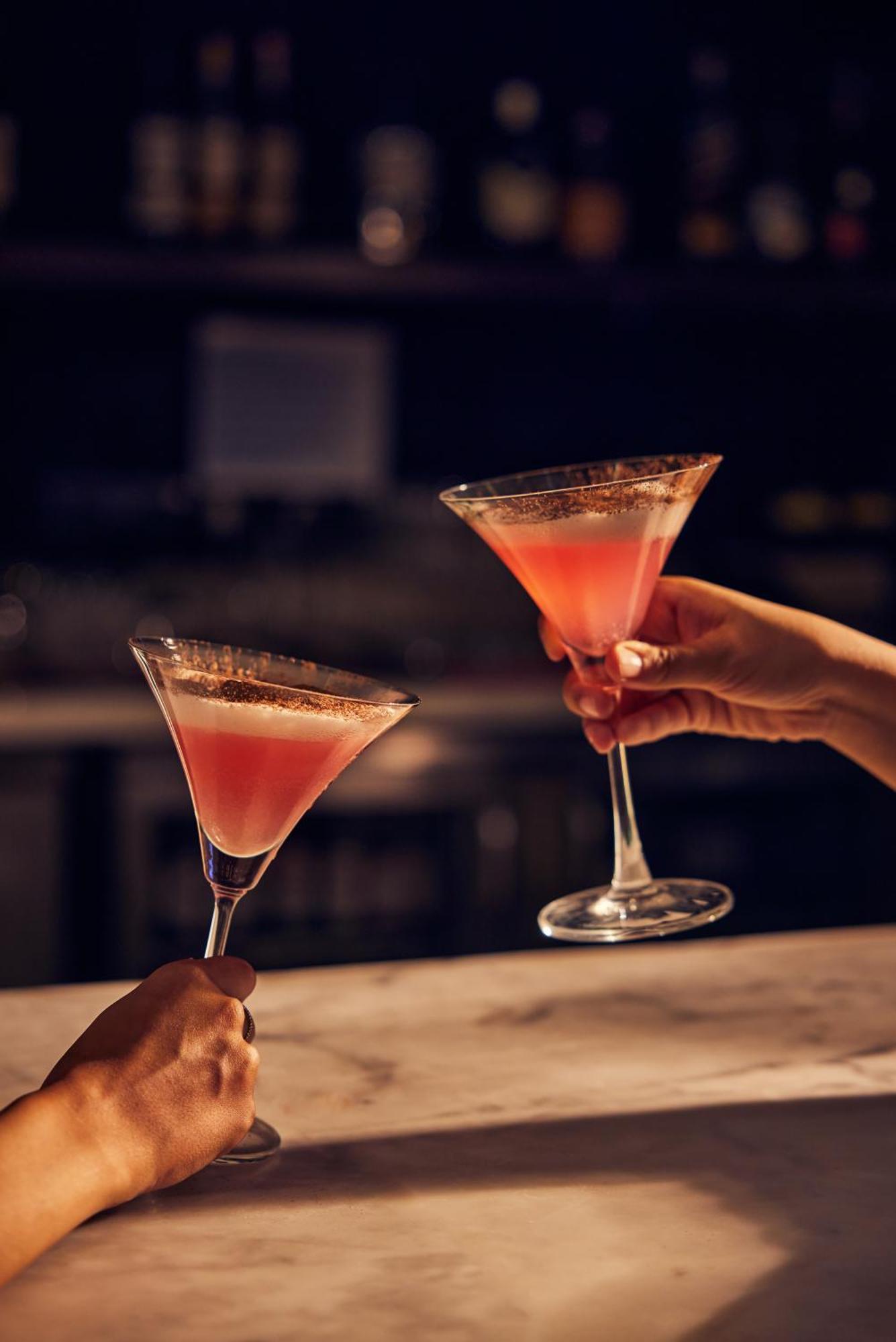 Hyatt Place Gurgaon Udyog Vihar Esterno foto A hand holding a martini glass
