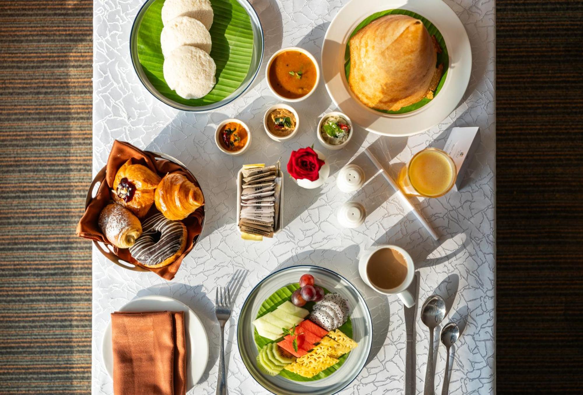 Hyatt Place Gurgaon Udyog Vihar Esterno foto A typical vegetarian meal served on board